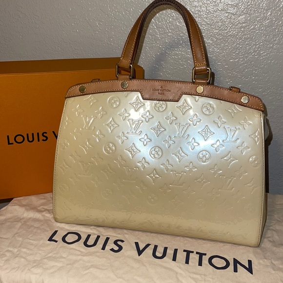 Louis Vuitton Handbags - Authentic Louis Vuitton Vernis brea GM cream marshmallow tote everyday bag